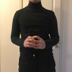 Svart Polo  - I T-shirt material så stretchig. Passar XS/S mer än M. Från Zalando-märket Kiomi.