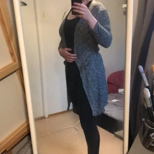 Trekvart arms cardigan  - Oanvänd Cardigan strlk M.  Kan skickas mot fraktkostnad. Kan även mötas upp på backaplan/nordstan i Göteborg 