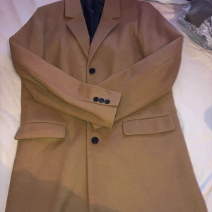 Rock/kappa - Super snygg kappa som är lite längre och passar till våren