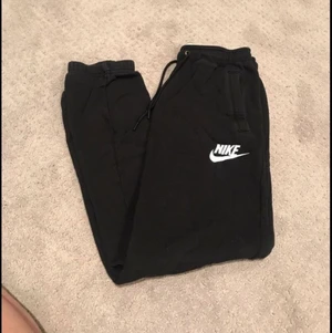 Nike svarta mjukisbyxor - Sjukt fina o bekväma äkta Nike mjukisbyxor , aldrig använda. Köparen står för frakt om inte vi kan mötas upp.