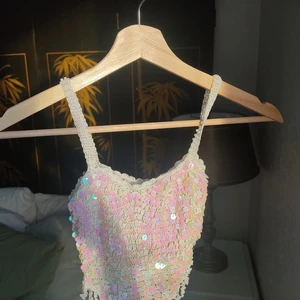 Paljett topp  - Gullig topp med unik triangelformad topp, super att ha till sommaren 🥰 osäker på hur stor den är men har ganska så korta band och är för liten på mig som brukar ha S 