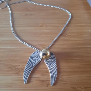 Gyllene kvicken - Gyllene kvicken halsband. Vet inte vad jag ska ta för den?? Har även andra Harry Potter smycken som jag säljer just nu. Skriv privat eller i kommentarerna för diskussion om pris.
