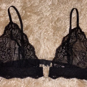 Spets Bh  - En spets bh utan bygel, med en metall detalj. I väldigt bra skick. I storlek M, ifrån NAKD. 