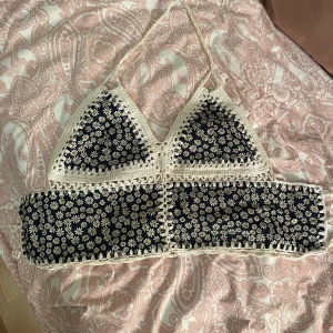 Jeans topp - Söt jeanstopp som jag har köpt utomlands. Den är i jeans-tyg med små prästkragar på. Man knyter den med snören i ryggen. Använd kanske 5 gånger, den är som ny. 