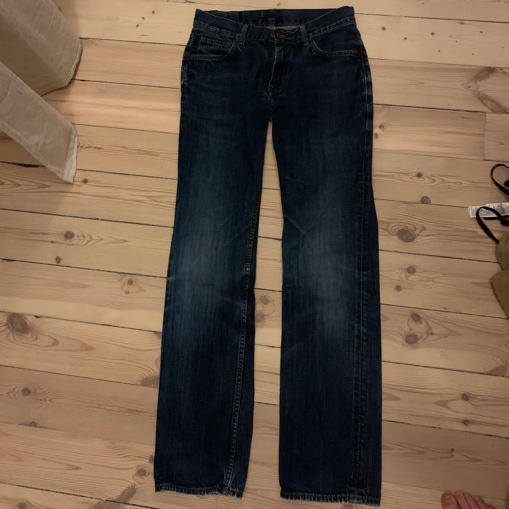 Vintage Tommy Hilfiger jeans.                                  Jag brukar ha dom lågmidjat och dom e ca 5-10cm för långa för mig. Ja bär normalt 27 eller 26 i midjan o är 166. (Tror dom kan passa flera storlekar dock, är lite baggy på mig). Lägg ett bud☺️. Jeans & Byxor.