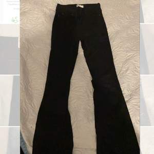 Säljer ett par fina svarta utsvängda jeans från Gina Tricot i storlek XS , använd 1 gång,  säljes på grund av för liten. Kan mötas upp i Stockholm eller frakta❤️