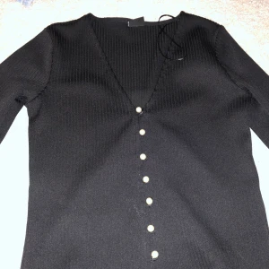 Ginatricot - topp - Denna söta topp. Den är för stor för mig. Riktigt söt, man kan matcha den till allt. Jätte skönt material. Ordinarie pris: 250kr. Aldrig använt !!!