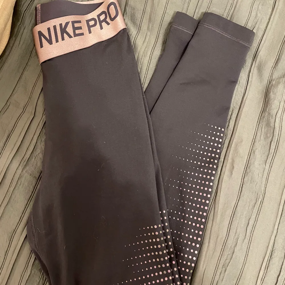 Lila Nike PRO XS. Använt fint skick. 200kr. Övrigt.