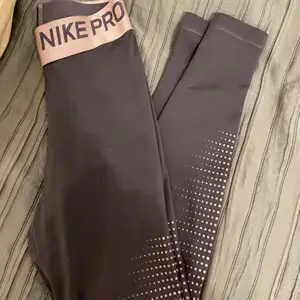 Lila Nike PRO XS. Använt fint skick. 200kr