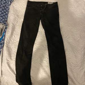 Svarta Crocker skinny Jeans i Strl 27/32.  Säljes på grund av för liten. Kan mötas upp i Stockholm eller frakt. 