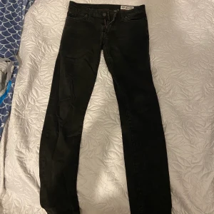 Svarta Crocker Jeans Strl 27/32 - Svarta Crocker skinny Jeans i Strl 27/32.  Säljes på grund av för liten. Kan mötas upp i Stockholm eller frakt. 