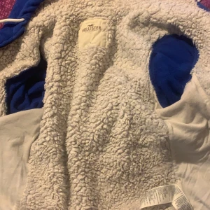 Hollister - Denna koftan är sjukt skön som ni ser är det skönt material inuti koftan som värmer en. Använt den ganska mycket innan men har ingen användning för den lika mycket. Kom privat för intresse. Möts bara upp 