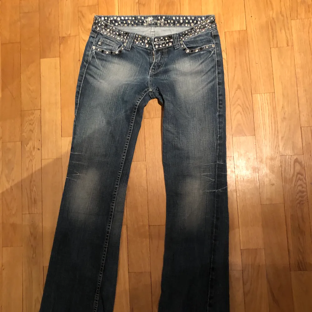 Högsta bud: 350!                                                     Jag säljer dessa Miss me jeans i storlek 28. Riktiga 2000-tals jeans. Köpte de på Tradera men när jag fick hem de var de tyvärr för små för mig. Skulle säga att dessa byxor är en S, och väldigt liten i storlek.  De är också väldigt low waist. . Jeans & Byxor.