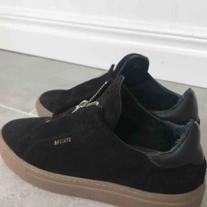 Svarta Arigato skor - Svarta Arigato skor i mocka, nypris ungefär 1600kr💕 Passar 38-39. Köparen står för frakten✨