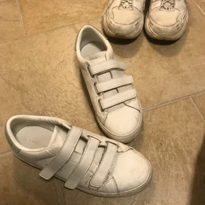 Vita skor - Också från Zara och samma med dessa, need a clean. Zara kvalité men snygga. (Byxor säljs med)
