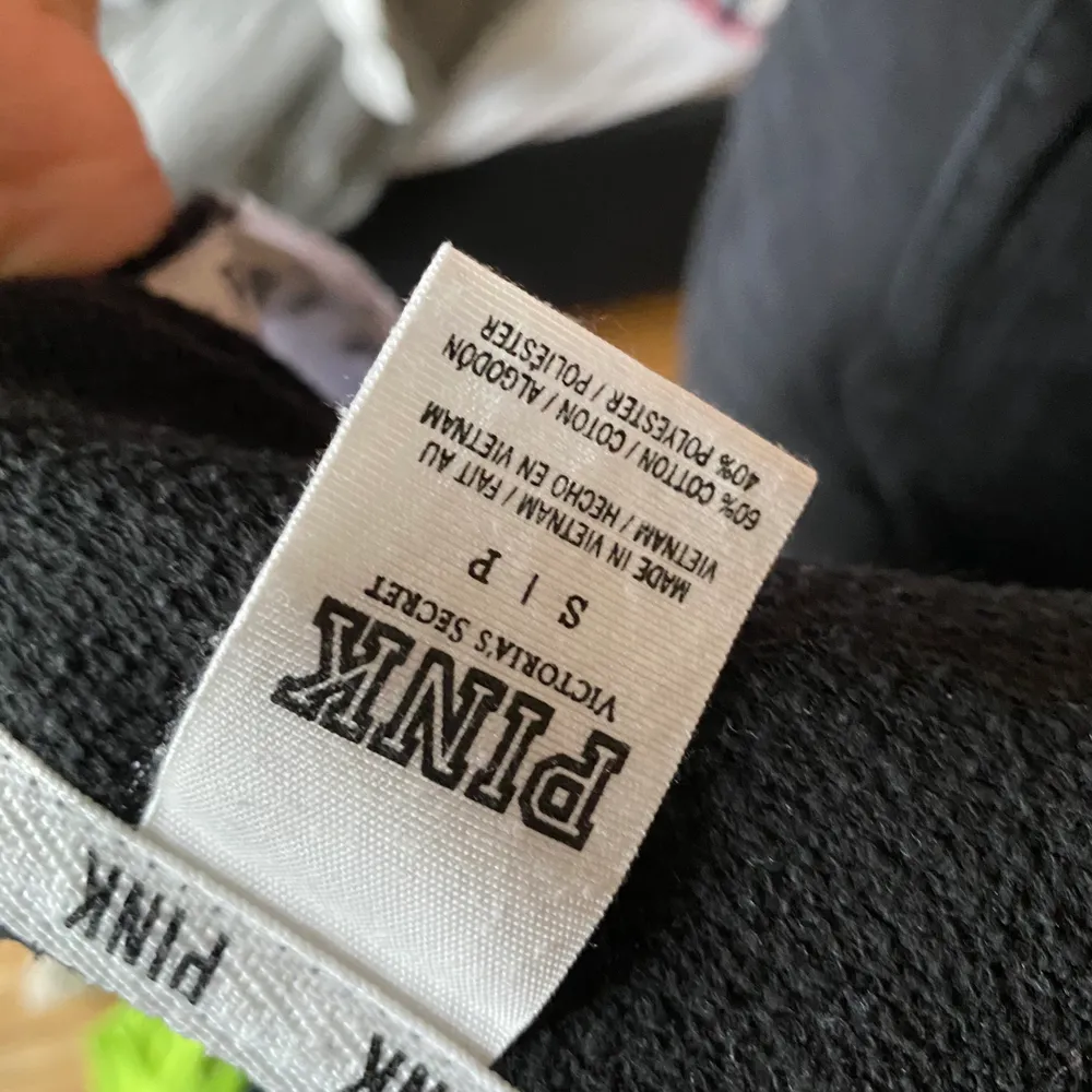 Sweatshirt från Victorias secret🌸 passar XS/S/M/L beroende på hur oversize man vill ha den!. Tröjor & Koftor.