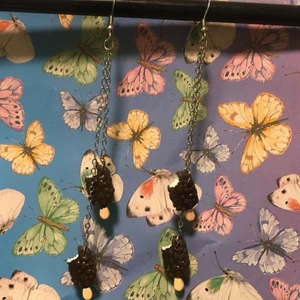 Dubbelkedjade egencraftade örhängen💕 - Dubbelkedjade örhängen med magnumliknande chokladglassar💖  💖💖Det ligger mycket arbete och tid bakom varje smycke vilket gör mina priser till superbra! 💖 39kr och frakt ingår 