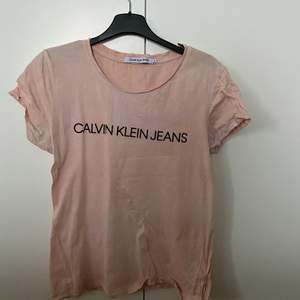 Calvin Klein t-shirt i en rosa/beige färg