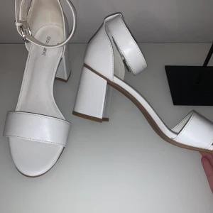 Klackar  - Klackar i stl. 39 använda en gång. 8 cm klack. Finns i centrala Uddevalla annars står köparen för frakt.