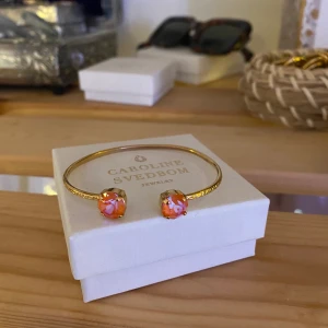 CAROLINE SVEDBOM armband  - Aldrig använt fick i present och säljer för det inte kommer till användning! Nypris: 595kr