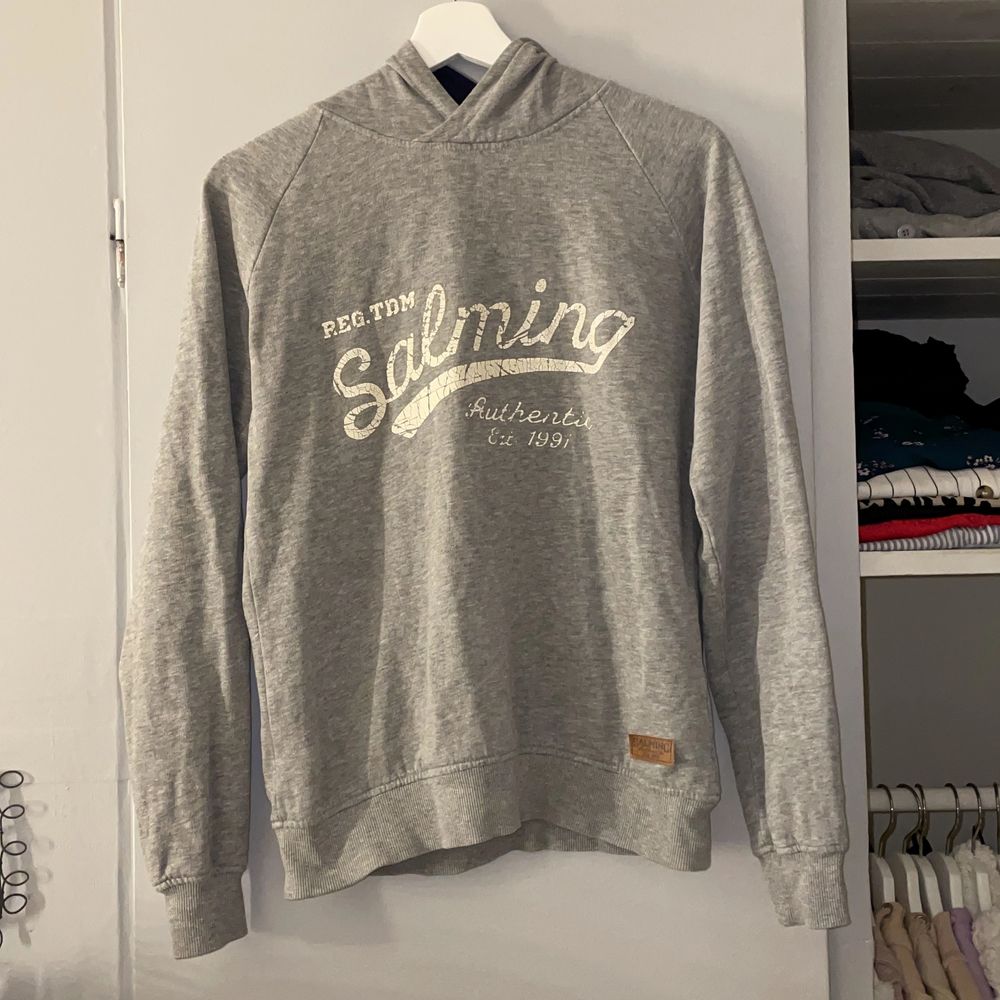 En jättefin och skön tjocktröja från märket Salming. Stl XS men passar mig som brukar ha S. Väldigt fint skick förutom i armhålorna där det är ett lite hål där sömmen gått upp, men lätt att sy igen och inget som syns när den sitter på. Nypris ca 700kr🤍. Huvtröjor & Träningströjor.