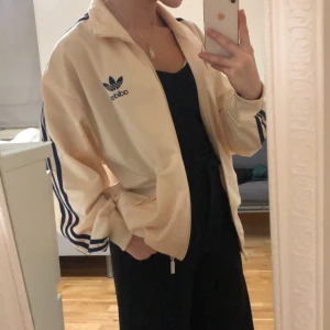 zip up hoodie - trendig chanpangefärgad adidas kofta som ser ganska vintage ut, sitter oversized på mig som s och funkar för många storlekar beroende på hur du vill att den ska sitta (står inye storlek på koftan), väldigt mysig
