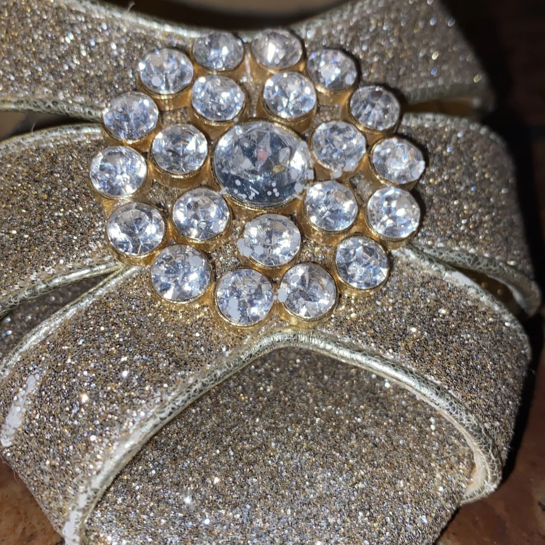 Högklackade gulliga skor - 91