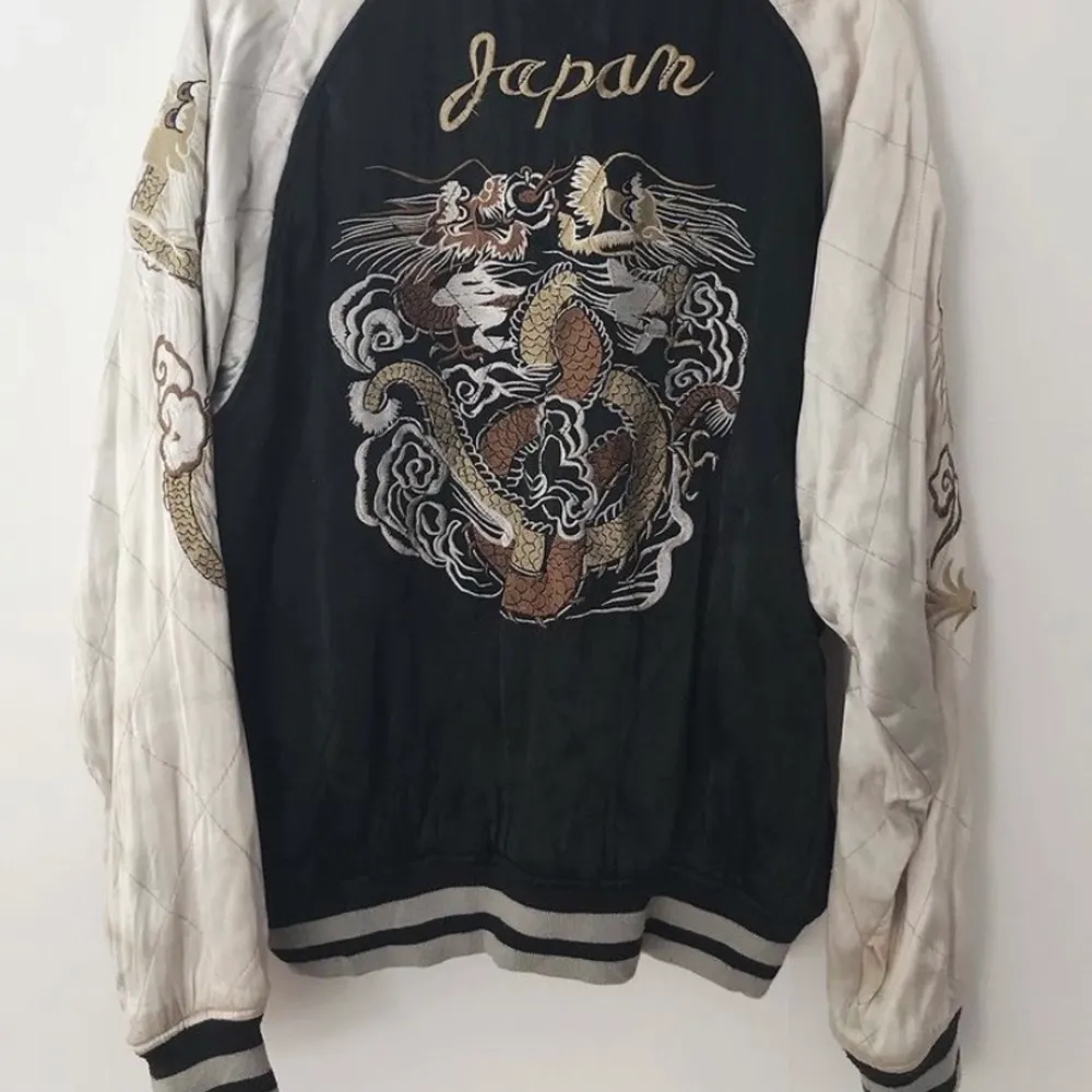 Original vintage Sukajan bomberjacka från Japan. Storlek medium. Köpt i vintagebutik i London för 1.200kr. Har ett visst slitage men ändå fint skick ✨. Jackor.