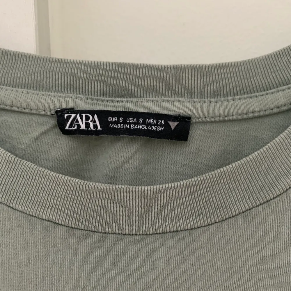 Enfärgad basic t-shirt från Zara, fin färg                                                         Köparen står för frakten . T-shirts.
