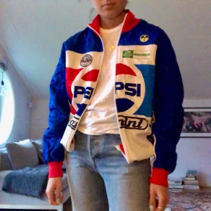 Vintage pepsijacka - Säljer min kära pepsi jacka då den inte kommer till användning längre. Den är helt unik och jag har aldrig sett en likadan då jag köpte den för något år sen på second hand affär. Passform skulle ja säga är S/M beroende på hur man vill den ska sitta❤️👌🏽😊