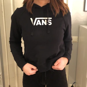 Vans hoddie - Svart Vans hoodie med vitt tryck i stl S, normal passform. Säljs pga att jag bara använt den ca 5 gånger. Köparen står för frakt. 