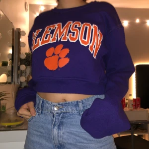 Croppat  sweatshirt  - Köpt i göteborg för några år sen på en vintage butik. Inte använd alls eftersom inte bekväm i croppade tröjor. Buda i kommentarerna ❤️