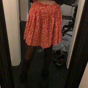 Kjol från zara💗 - Super söt kjol ifrån zara💗säljer då den är för stor för mig tyvärr😫passar ungefär alla storlekar då den har gummiband i midjan (jag är 155cm, men den är för lång för min smak på mig) pris: 50kr +frakt, om det är många intresserade är det bara att buda💓💓