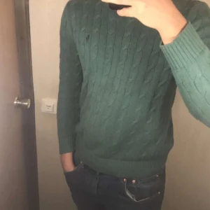 Polo Ralph lauren tröja  - Säljer detta plagg då jag aldrig hunnit använda det. Köpt på NK i stockholm köpt för 1500kr säljer för 500 men pris kan diskuteras. Frakt är 62kr. Storlek M Nk kasse tillkommer!
