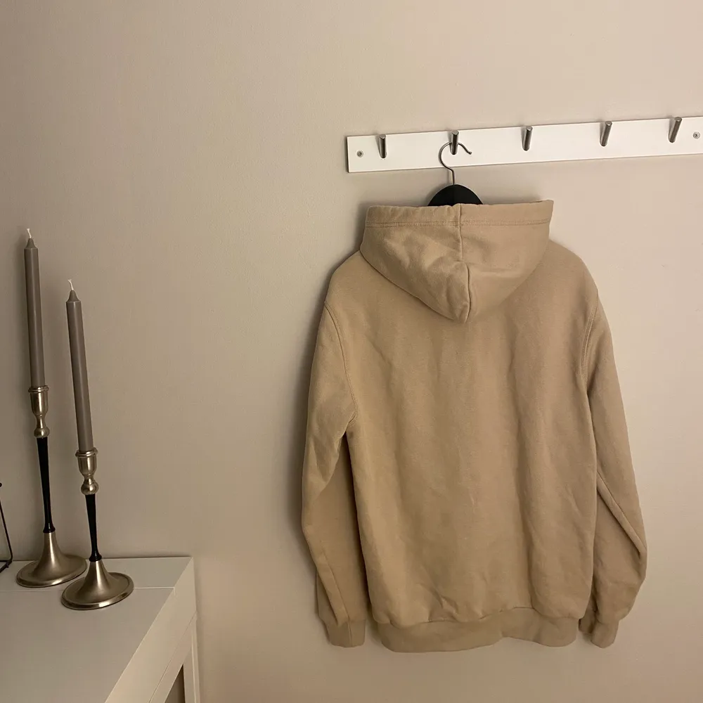 En bekväm hoodie från H&M’s herravdelning i Beige. Lågt pris eftersom den är välanvänd. Frakt tillkommer 🤎. Tröjor & Koftor.