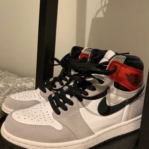 NIKE AIR JORDAN 1 HIGH - Säljer nu mina Jordan 1s Smoke Grey i storlek 7,5 (40,5). Inga större flaws förutom att dom är använda, cond 8/10. Allt medföljer dvs kartong, kvitto samt vita snören att byta med. Skriv för fler bilder. Bid: 2500kr Bin: 2800kr
