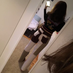 Jeans - Supercoola jeans 💓 I princip oanvända, säljer då de inte kmr till användning. Köpte i en större storlek för få de lite ”baggy” så att de kan hänga på höfterna (brukar vanligtvis ha stl 38-40 i jeans)❤️