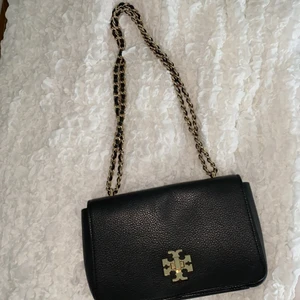 Tory burch väska - Säljer min väska. Den är använd, men i väldigt gott skick. Inga skador. Guldfärgen på knappen har lite slitningar, men inget märkvärdigt. Självklart äkta! Köpt på NK i Göteborg för ca 4000kr. 
