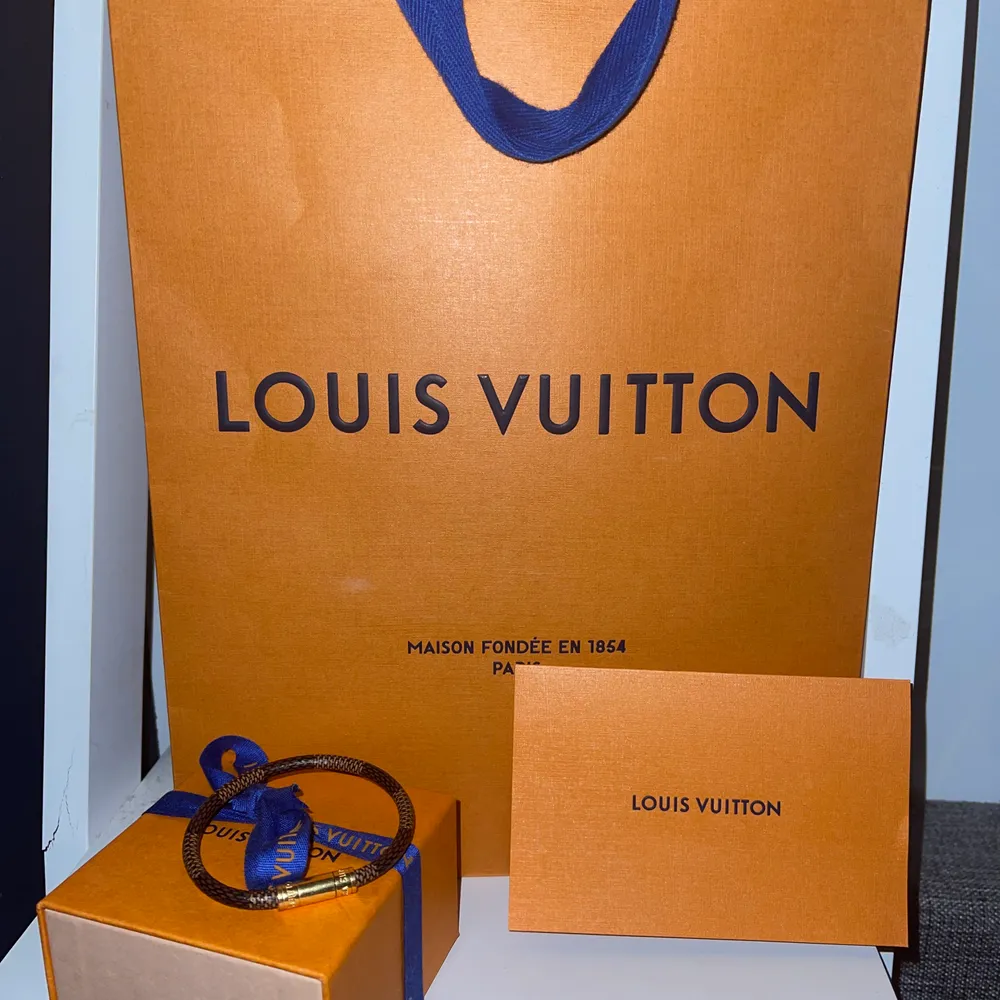 Louis Vuitton armband, köpte på Lv i Sthlm, har kvitto och allt som bevis på att det är äkta, jätte snyggt passar till allt typ, har köpt nytt så detta armbandet bara sitter i min smyckeskrin, så säljer detta nu. Nupris av skorna är 2000kr säljer det för 1700. Accessoarer.