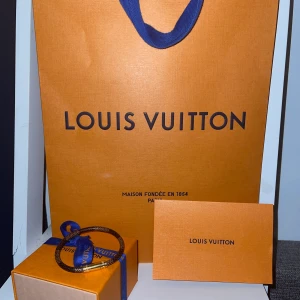LV ARMBAND  - Louis Vuitton armband, köpte på Lv i Sthlm, har kvitto och allt som bevis på att det är äkta, jätte snyggt passar till allt typ, har köpt nytt så detta armbandet bara sitter i min smyckeskrin, så säljer detta nu. Nupris av skorna är 2000kr säljer det för 1700