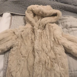 Hollies pälsjacka med luva - Köpt ca 3 år sedan men har endast använt den ett fåtal gånger. Jag köpte den för mellan 3000-4000kr och den är i storlek 32, tror det motsvarar XS! Den är super len och har väldigt fin passform!