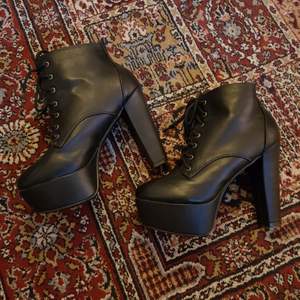 Svarta skor i fejkskinn med hög klack och snörning. Storlek 40. Knappt använda men de har endel smårepor och lite bucklor på tån som var där när jag köpte skorna. Köparen betalar frakten! 🖤