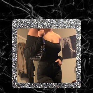 Off shoulder tröja  - En snygg svart off shoulder tröja. Storlek L men passar även som M & S , frakt kostanden 45kr
