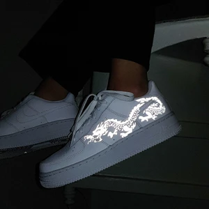 AF1 Dragon - Nike AF1 med reflexmotiv! Kolla in vår Instagram för fler bilder och mer info 😊 @thecustomwave.uf
