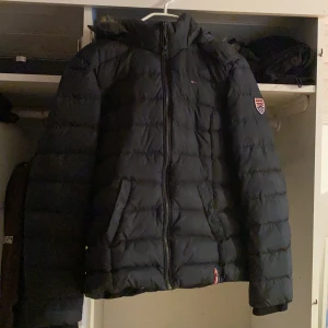 Tommy Hilfiger jacka - En Hilfiger Denim jacka i storlek S, Köparen står för frakt.