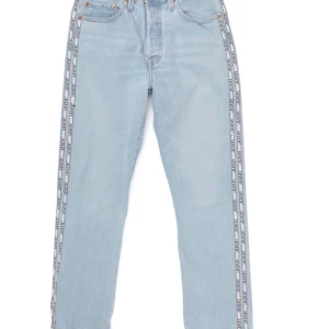 Levis jeans 501 - Snygga Levis jeans med logo stripe på sidan, vet inte exakta storleken men de passar mig som är en m i midjan och funkar säkert till både s och l också. Något korta på mig( är ganska lång), därför jag säljer💘