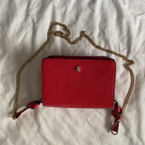 Röd väska från zara - Röd väska från zara. Använd men i nytt skick