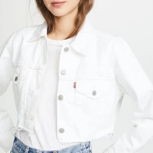 Levi's cropped trucker jacket vit - Endast använd 3-4 gånger. Nypris 800kr. 