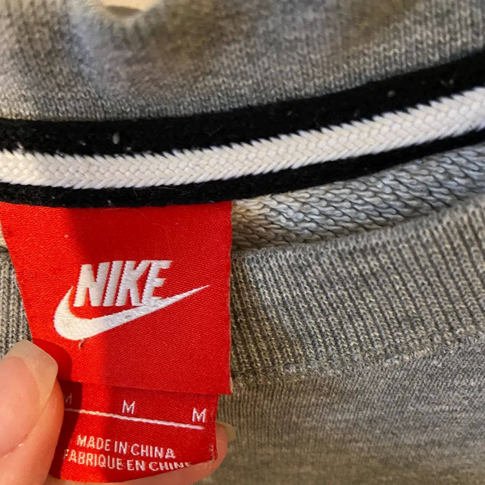 Tröja från Nike i jättebra skick, har lite hål på mangen armarna men der syns inte( fråga för mer bilder till se). Hoodies.