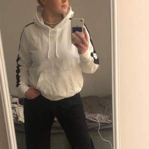 Snygg basic hoodie i storlek S men passar mig i storlek M beror på hur man vill att den sitter💕 Nyskick säljs för 80+66kr frakt💕